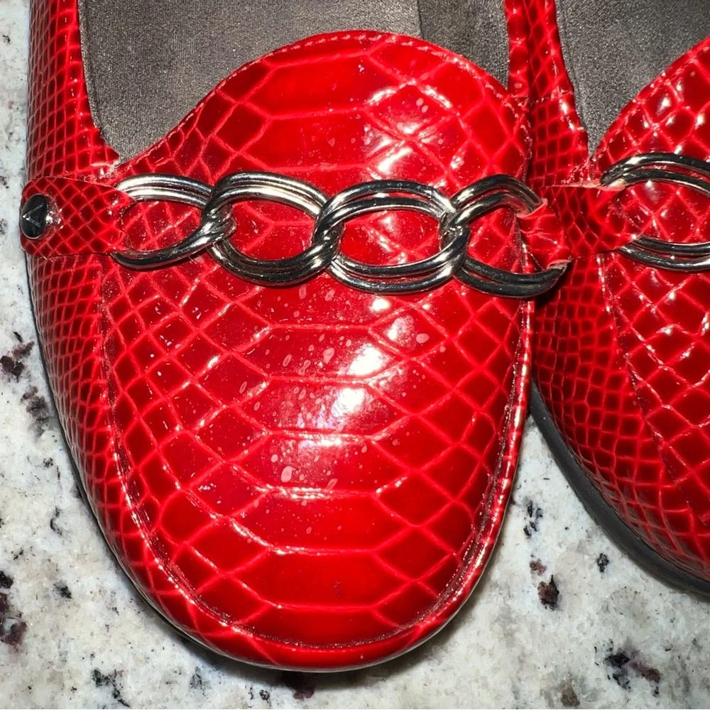 Vionic Women's Red Loafers size 10 never worn - Picture 8 of 8